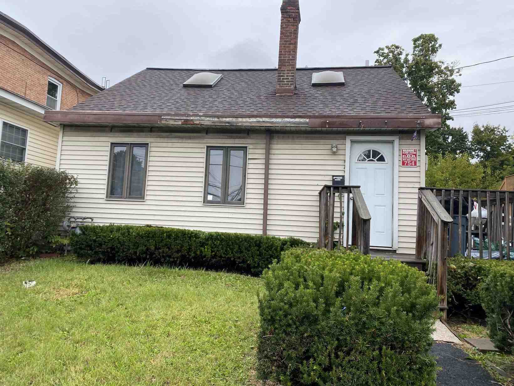 Newburgh NY Buy Rehab Rent - Frontbefore 4